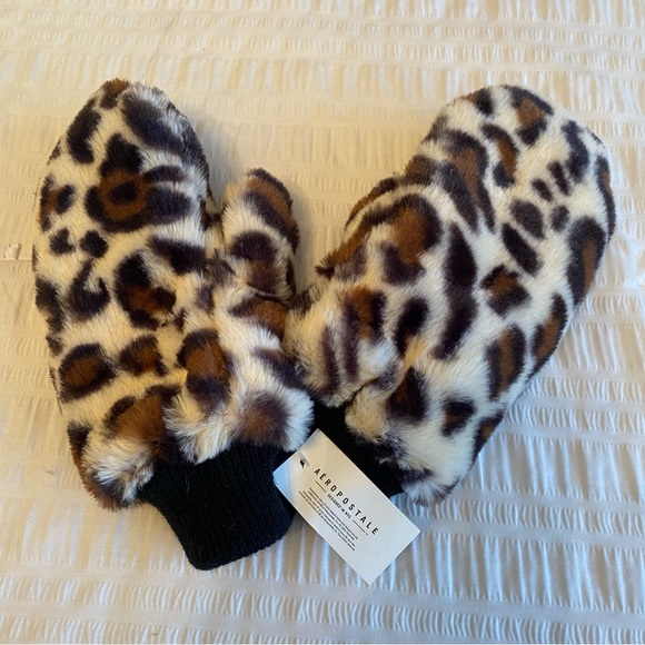 NWT MITTENS - ANIMAL PRINT FAUX FUR - Picture 3 of 3
